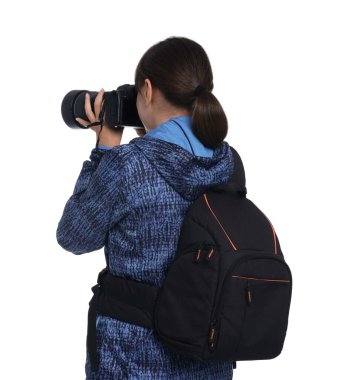 Beyaz arkaplanda fotoğraf çeken sırt çantalı ve kameralı fotoğrafçı