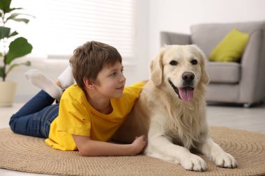 Evinde sevimli köpeği olan çocuk.