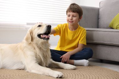 Evinde sevimli köpeği olan çocuk.