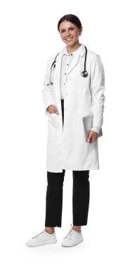 Beyaz arka planda steteskop ve tabletle gülümseyen sağlık görevlisi