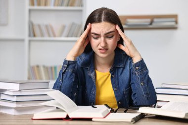 Sınavdan önce evde kitap okumaktan yorgun düşmüş.