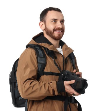 Beyaz arkaplanda kamera ve sırt çantalı fotoğrafçı