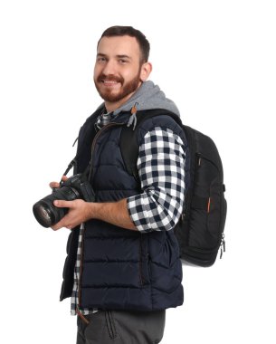 Beyaz arkaplanda kamera ve sırt çantalı fotoğrafçı