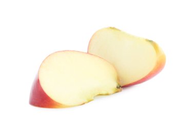 Taze olgun elma dilimleri beyaz üzerine izole edilmiş.