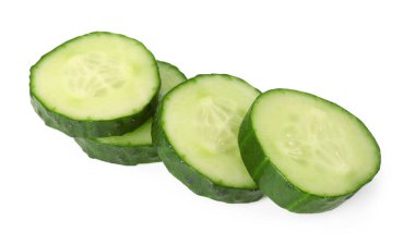 beyaz izole taze salatalık dilimleri