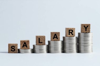 Sözcük maaşı ahşap küplerden ve açık gri arkaplanda bozuk paralardan oluşur, metin için boşluk