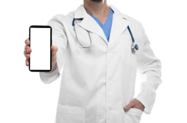 Doktor beyaz arka planda boş ekranlı akıllı telefonu gösteriyor, yakın plan. Tasarım için model