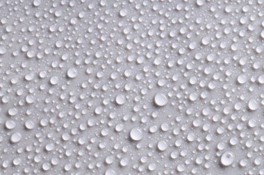 Gri arkaplanda su damlaları, üst görünüm