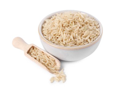 Kase içinde çiğ pirinç ve kepçe beyazda izole.