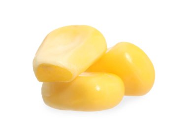 Taze olgun mısır taneleri beyaza izole edilmiş.