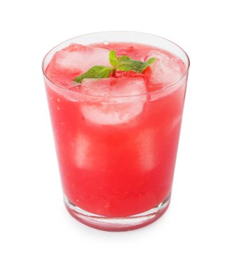 Bardakta lezzetli karpuz içeceği ve beyaz üzerine izole edilmiş nane şekeri.
