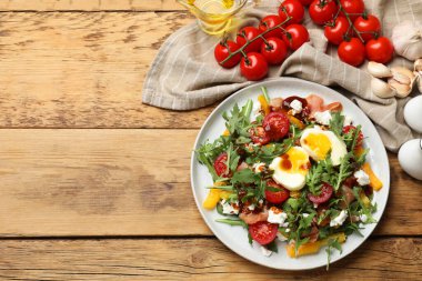 Tahta masada roka, yumurta, peynir ve sebzeli leziz salata. Metin için boşluk