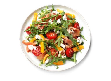 Beyaz üzerine izole edilmiş roka, peynir ve sebzeli leziz salata.