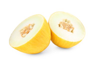 Olgun kavun yarımları beyaza izole edilmiş.