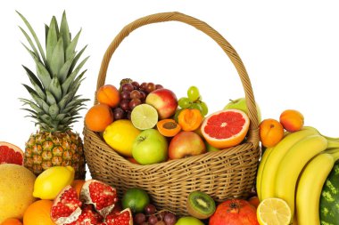 Hasır sepetteki birçok farklı taze meyve beyaza izole edilmiş.