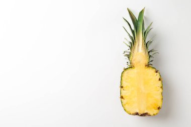 Beyaz arka planda taze ananasın yarısı, üst manzara. Metin için boşluk