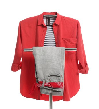 Giysileri beyaza ayrılmış metal askı