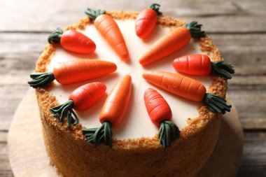 Ahşap masada nefis havuçlu kek, yakın plan.