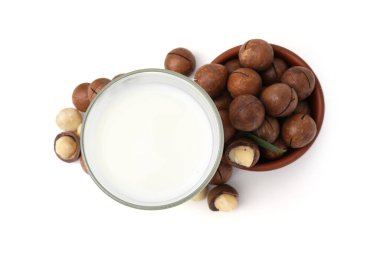 Bir bardak Macadamia sütü ve fındık beyaz, üst manzara
