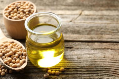 Kavanozda yağ pişiriyor ve soya fasulyelerini ahşap masada, yakın plan. Metin için boşluk