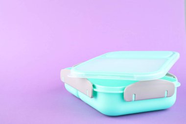 Eflatun arka planda plastik bir beslenme çantası. Metin için boşluk