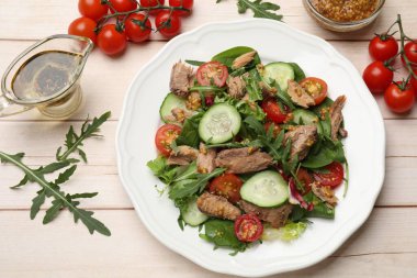 Lezzetli taze ton balığı salatası beyaz ahşap masada, düz yatıyordu.