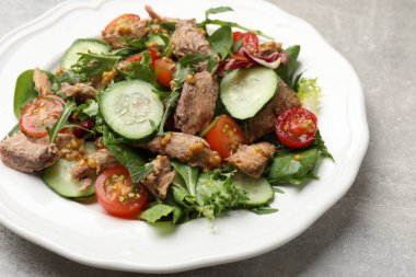 Gri masada nefis taze ton balığı salatası, yakın plan.