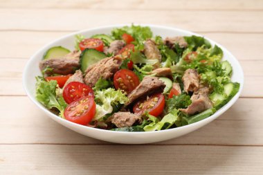 Beyaz ahşap masada nefis taze ton balığı salatası, yakın plan.