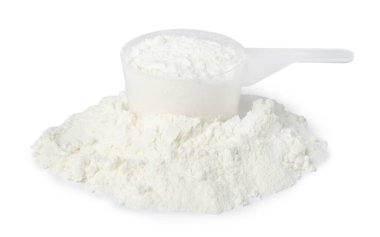 Protein tozu ve üzerinde beyaz izole Kepçe