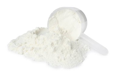 Protein tozu ve üzerinde beyaz izole Kepçe