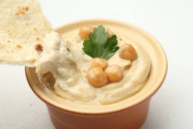 Maydanozlu enfes humus, beyaz masada nohut ve pide, yakın plan.