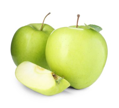 Taze yeşil elmaları beyazın üzerinde tamamen ve kesin.