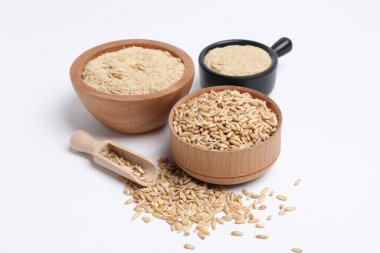 Bulaşık kabında yulaf ve kepek beyazı izole edilmiş.