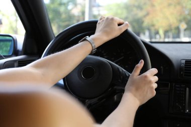 Araba kullanırken direksiyon tutan kadın, yakın plan.