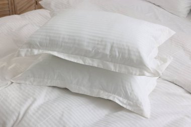 Evde temiz çarşaf ve yastıklı yatak