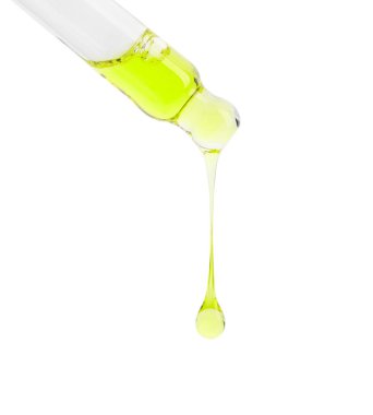 Beyaz arka planda pipetten süzülen kozmetik yağı, yakın plan