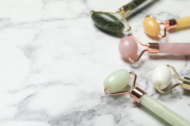 Beyaz mermer arka planda yüz silindirleri, yakın plan. Metin için boşluk