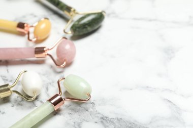 Beyaz mermer arka planda yüz silindirleri, yakın plan. Metin için boşluk