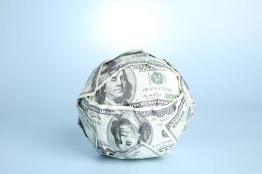 Açık mavi arkaplanda dolardan yapılmış top