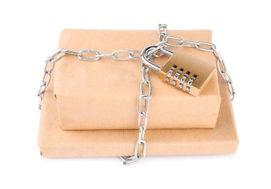Zincirli ve asma kilitli paketler beyaza izole edildi