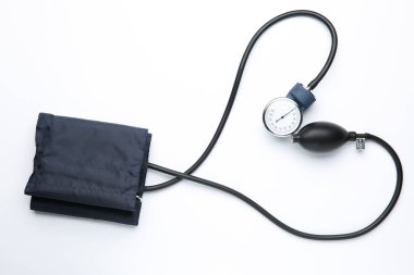 Işık arkaplanındaki kan basıncı ölçme cihazı, üst görünüm