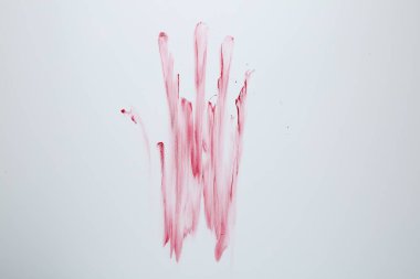 Arka planda kanlı el izi, üst görünümde.