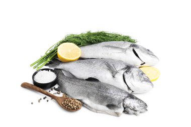 Deniz ürünleri. Farklı türde taze balıklar ve beyaza izole edilmiş baharatlar.