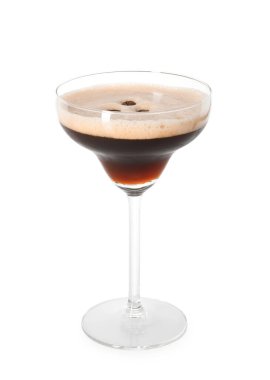 Bir bardak nefis espresso martini, beyaz üzerine izole edilmiş.