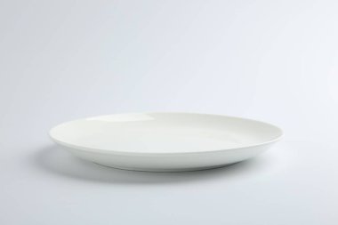 Beyaza izole edilmiş boş bir seramik tabak