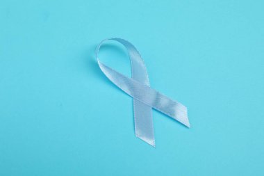 Prostat kanseri farkındalığı. Renk arkaplanı üzerine açık mavi kurdele, metin için boşluk