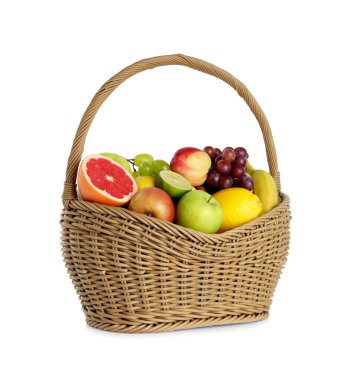 Hasır sepetteki birçok farklı taze meyve beyaza izole edilmiş.