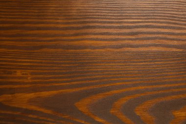 Ceviz ağacı boyası sürüyorum. Arkaplan olarak ahşap yüzey dokusu, üst görünüm