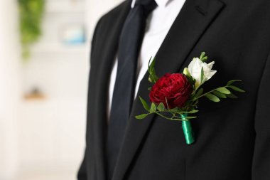 Takım elbiseli damat, şık yaka çiçekleri, yakın plan.