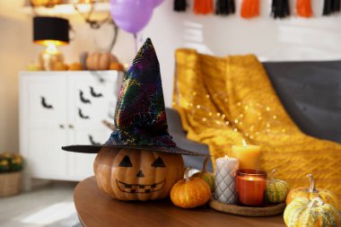 İçerideki ahşap masada mum ve balkabağı yakmak. Cadılar Bayramı